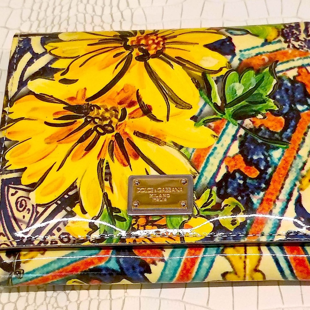 Very Rare Gorgeous Unique New/Unused Dolce Gabana Flower Design Polished Tri-Fol